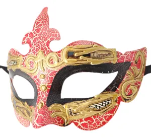 Detail van het Venetiaanse masker met rode craquelé afwerking en gouden reliëfversiering.