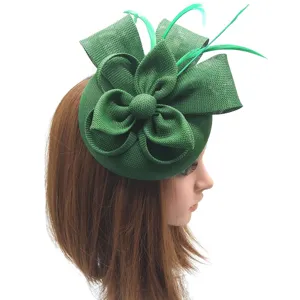 Vista detalle sombrero fascinator pluma verde, elegante accesorio pelo lazo malla para fiesta boda.
