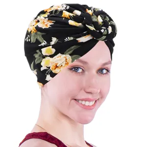Vista detalle gorro turbante elástico estampado floral mujer, diseño nudo retorcido.