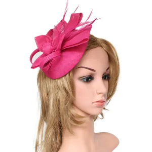 Vista detallada del sombrero fascinator rosa con plumas elegantes, ideal para fiestas y bodas.