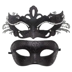 Dettaglio della maschera di carnevale nera con strass scintillanti e motivi intricati.