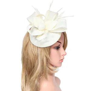 Elegante sombrero fascinator beige con lazos de malla y plumas delicadas para bodas y fiestas.