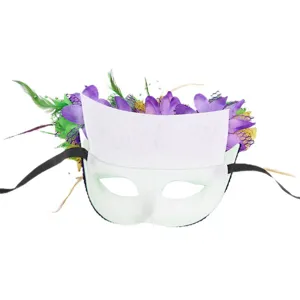 Masque de bal masqué de carnaval en gros plan, avec fleurs violettes et plumes vertes.