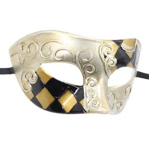 Dettaglio di maschera veneziana, design oro retro con quadri neri e decorazioni fini.