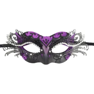Elegante Metall Maskerade Maske mit lila Glitzer und Strass fur Halloween Party.
