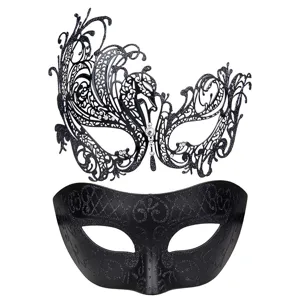 Gedetailleerd uitzicht op prachtige zwarte maskeradenmaskers met ingewikkelde filigraan strass.