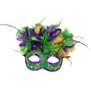 Détail masque vénitien plumes, masque pailleté vert et violet avec décorations de fête.