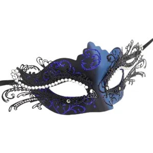 Nahaufnahme einer schwarz-blauen Metallmaske mit funkelnden Strasssteinen und Ausschnitten.