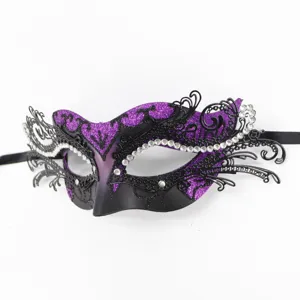 Metall Maserade Maske mit lila Glitzer und Strasssteinen für Party, Halloween und Event.