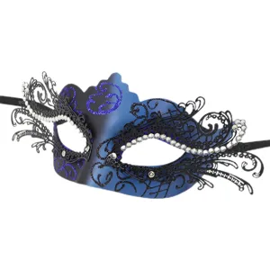 Detailansicht einer exquisiten blauen Maskenballmaske mit Strass und filigranem Design.