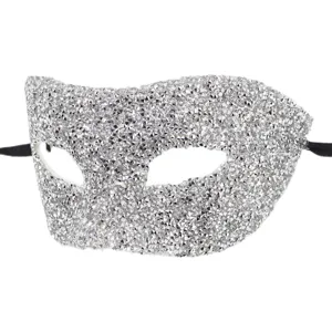 Masque de mascarade strass brillant gros plan, masque vénitien argenté pour fête costume.