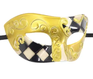 Dettaglio mezza maschera di carnevale veneziano, con filigrana oro e motivo a rombi nero-bianco.