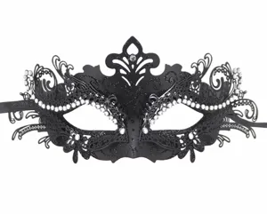 Detailaufnahme schwarze Maske mit Strass und Glitzer fuer Kostuemball und Maskerade Party.