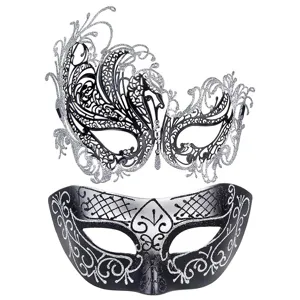 Gedetailleerd overzicht van zwart zilveren maskers met glitter en strass voor feest.