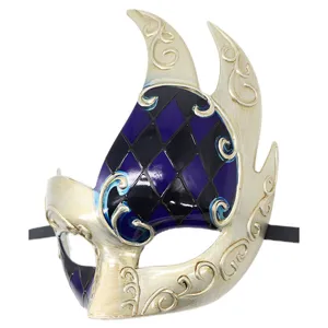 Venetiaans masker voor gemaskerd bal met vintage harlekijn patroon en sierlijke wervelingen.