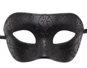 Detailopname van zwart masquerade masker met glinsterend patroon voor Halloween feest.