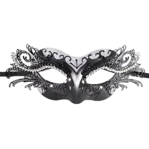 Detailaufnahme der schwarz-silbernen Schmetterling Maske mit Strass und Glitzer.
