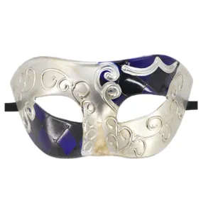 Maschera veneziana dettaglio riccioli argento e losanghe blu primo piano carnevale.