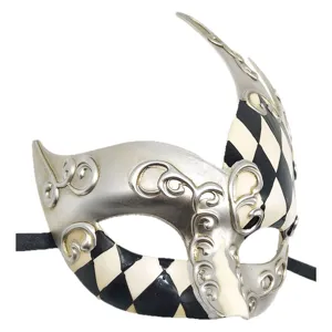 Venetiaans masker detail, zwart-wit arlekijn patroon, zilveren filigraan ontwerp.