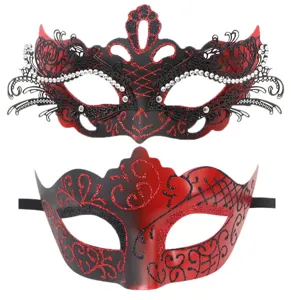 Vista detallada de máscaras de fiesta rojas y negras con pedrería y purpurina brillante.