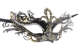 Primer plano detallado de máscara de carnaval negra y dorada con pedrería y diseño de filigrana.