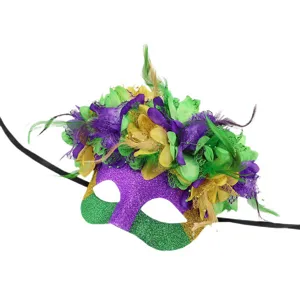Gros plan du masque de carnaval avec des détails de paillettes violettes, vertes, de plumes et fleurs.