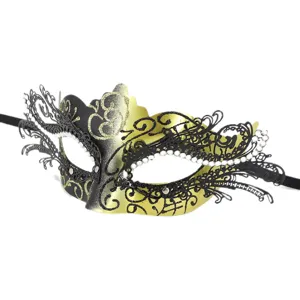 Exquisite schwarz-goldene Metall-Maskerade-Maske mit filigranem Design und funkelnden Strass.