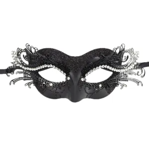 Nahaufnahme der schwarzen Metallmaske mit Strasssteinen und Glitzer für Maskenball Partys.
