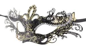 Vista detallada de mascara de mascarada negra con purpurina dorada y diamantes para fiestas.