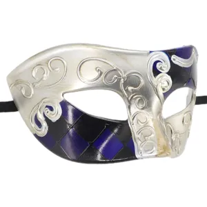 Vista dettagliata della maschera di carnevale veneziano con riccioli argento e quadri.
