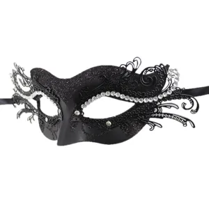 Detailansicht der schwarzen Strass-Maskenball-Maske, glitzernde Party-Augenmaske für Damen.