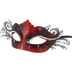 Detailansicht der rot-schwarzen Maskenballmaske aus Metall mit funkelnden Strasssteinen.