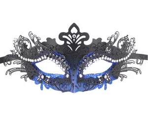 Detaillierte Nahaufnahme einer exquisiten schwarz-blauen Spitzen-Maskerade-Maske mit Strass.