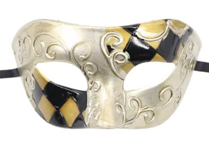 Maschera veneziana dettaglio primo piano, motivo rombi oro nero per festa e costume.