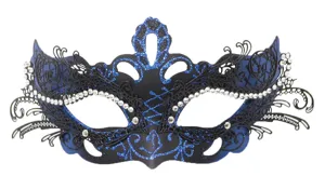Vista detallada de mascara de mascarada negra y azul con pedreria y brillantes.