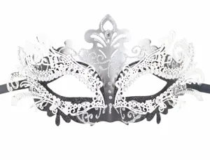 Detaillierte Nahaufnahme der eleganten schwarz-weißen Maskerade-Maske mit glitzernden Strasssteinen.