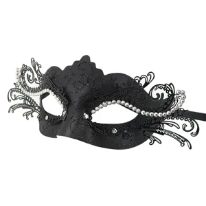 Nahaufnahme einer schwarzen Metallmaske mit Strasssteinen und feinem Glitzerdesign.