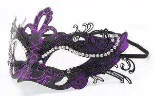 Primo piano dettagliato di una maschera da masquerade nera e viola con strass scintillanti.