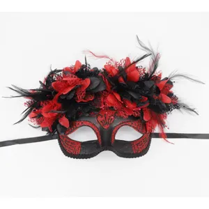 Máscara de carnaval con plumas negras y flores rojas para fiestas de Halloween.