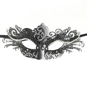 Detaillierte Ansicht der luxuriösen schwarz-weißen Metall-Maskerade-Maske mit feinen Strasssteinen.