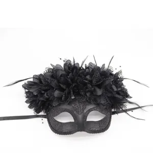 Mascara de mascarada negra con plumas encaje y purpurina para fiesta de Halloween.