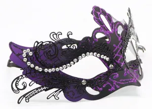 Detalle de la mascara de fiesta de disfraces en negro y violeta con estrases de Halloween.