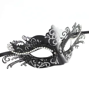 Detailaufnahme einer schwarzen Metallmaske mit Strasssteinen und Glitzer für Partys.