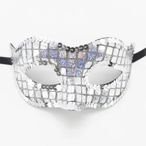 Maschera di carnevale con paillettes argento dettaglio, maschera occhi brillante.
