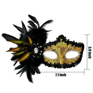 Masker detailweergave met zwarte veren, gouden pailletten en sprankelende strass stenen.
