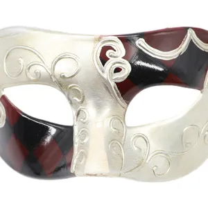 Maschera veneziana di Carnevale per festa di Halloween, design vintage con motivi a rombi.