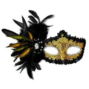 Prachtige veren masquerade masker met gouden pailletten en kristallen voor Halloweenfeesten.