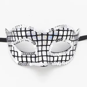 Maschera di carnevale con paillettes argento, motivo a griglia nera e cinturini.