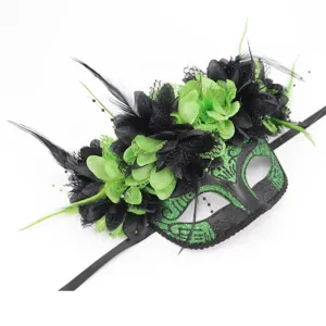 Elegante máscara de carnaval negra y verde con flores de plumas y detalles brillantes.