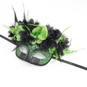 Máscara de mascarada de Halloween con plumas negras verdes y flores brillantes.